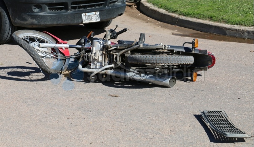 Un fuerte choque deja a una motociclista hospitalizada con heridas graves
