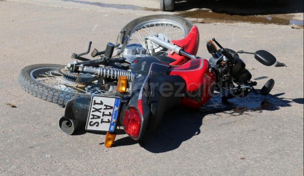 Un fuerte choque deja a una motociclista hospitalizada con heridas graves
