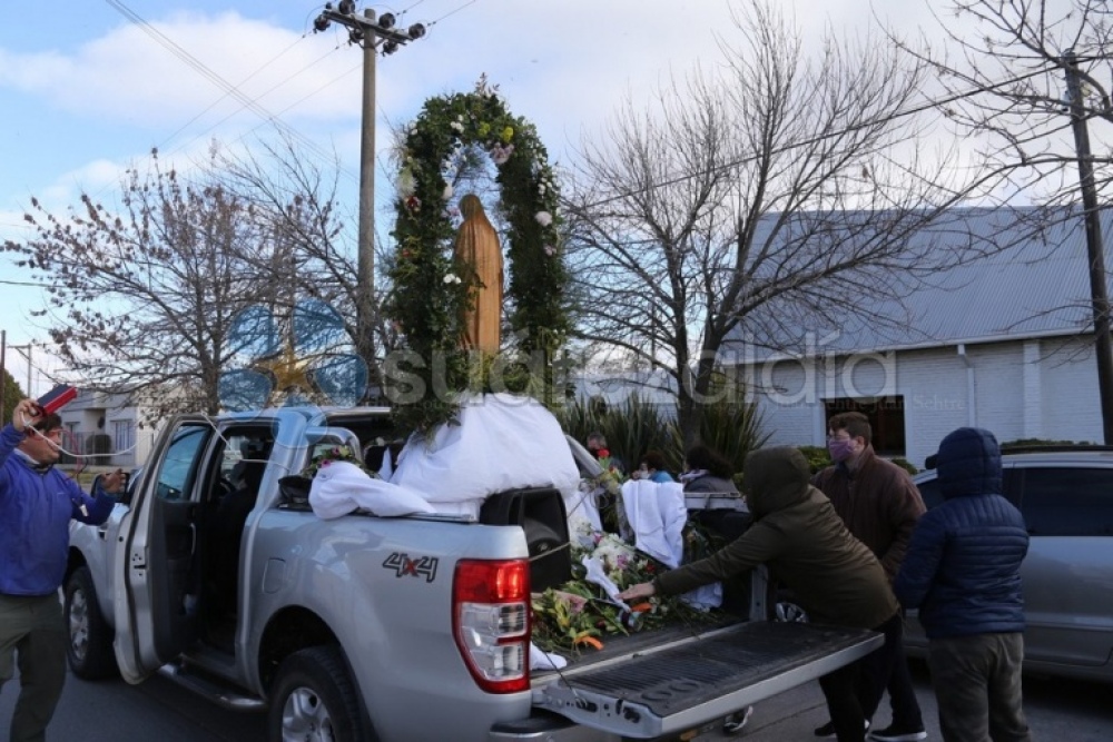 Los fieles celebraron las fiestas patronales de Coronel Suárez en procesión con la Virgen por las calles de la ciudad
