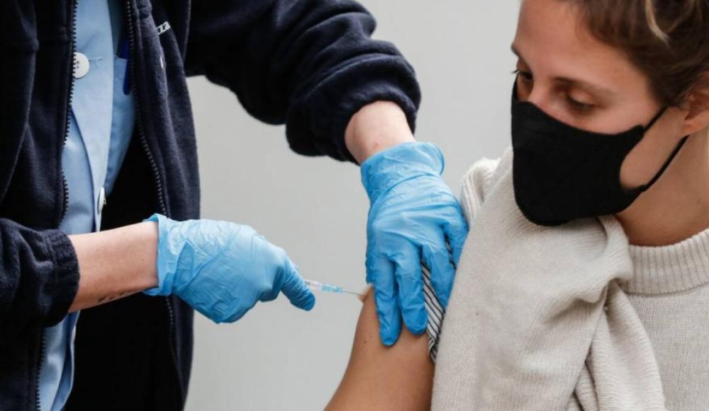 El jueves empiezan a enviar turnos para vacunar a adolescentes con comorbilidades
