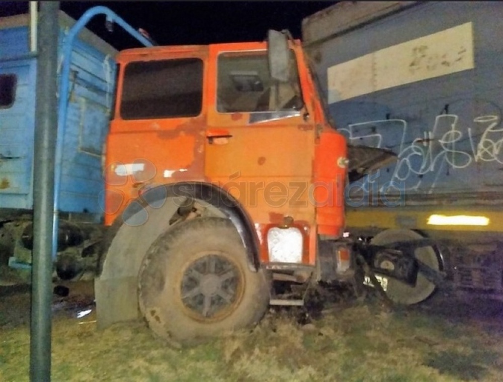 Camionero suarense chocó contra un tren de cargas
