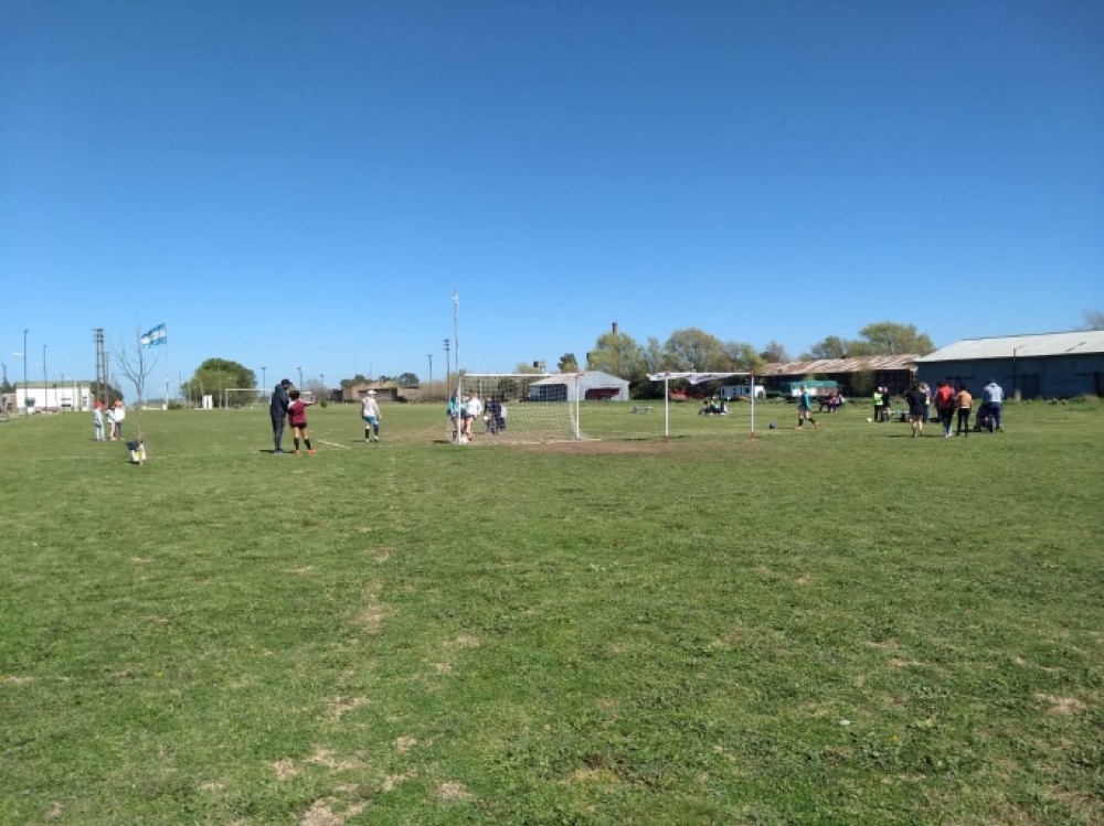 Las Aceiteras inauguraron su cancha de fútbol en el Parque Recreativo y Deportivo Huanguelén
