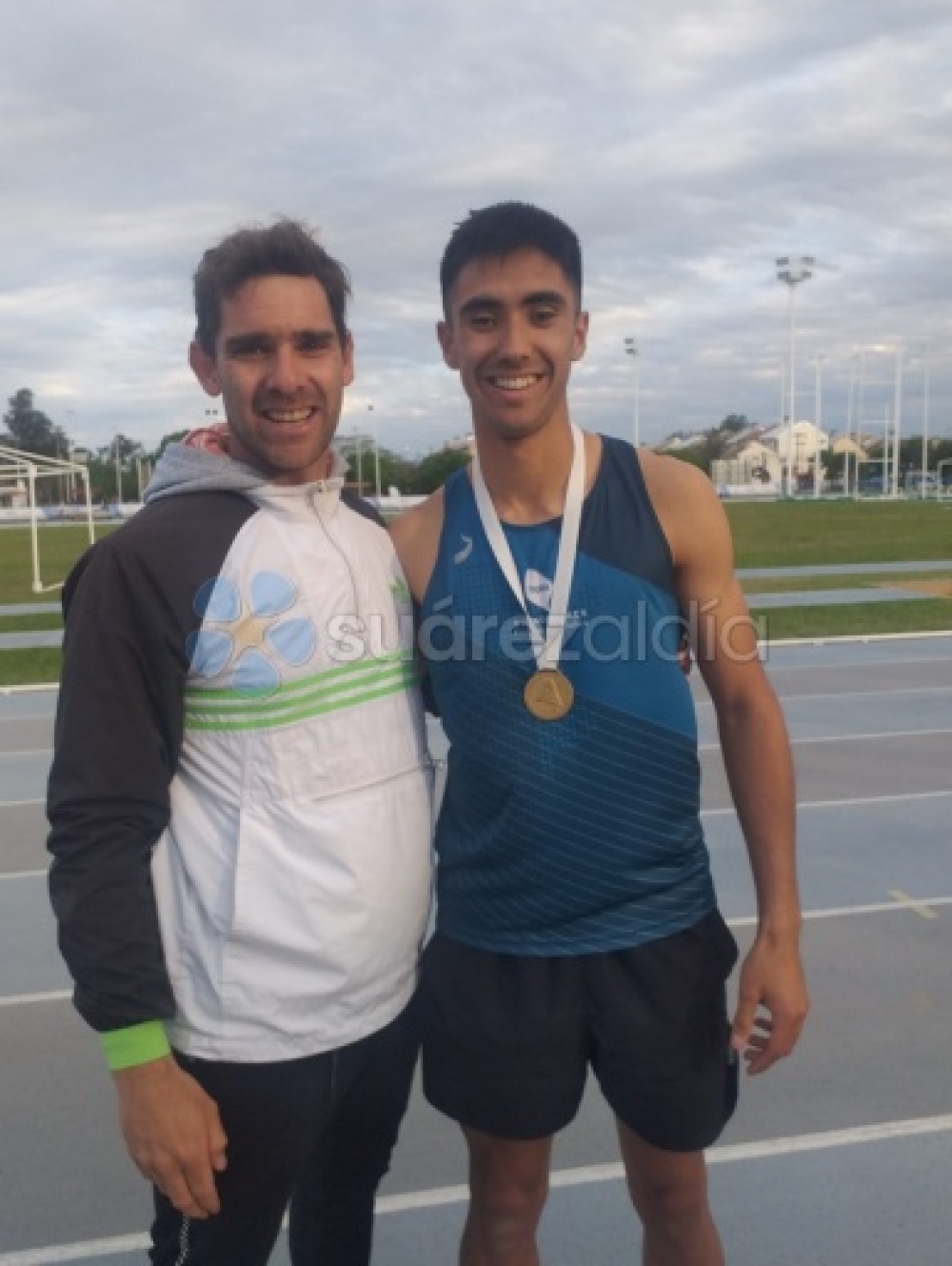 Máximo Peratz Campeón Argentino en posta 4x400 y Sub Campeón en 400 metros
