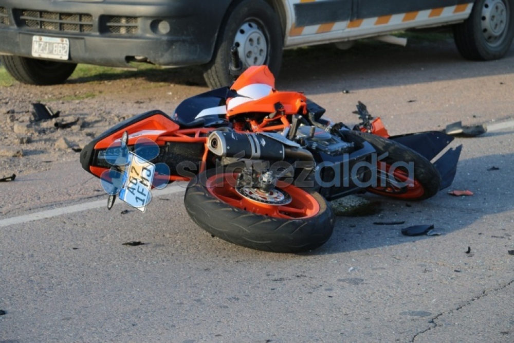 Un motociclista suarense debió ser amputado tras chocarse un auto que hizo una mala maniobra sobre la Ruta 67
