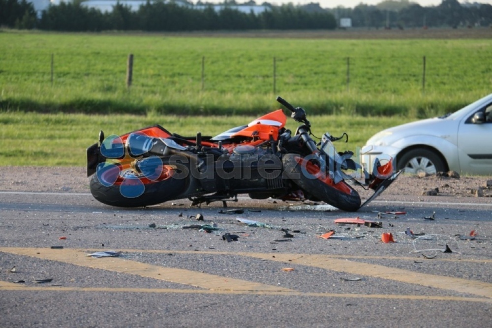 Un motociclista suarense debió ser amputado tras chocarse un auto que hizo una mala maniobra sobre la Ruta 67
