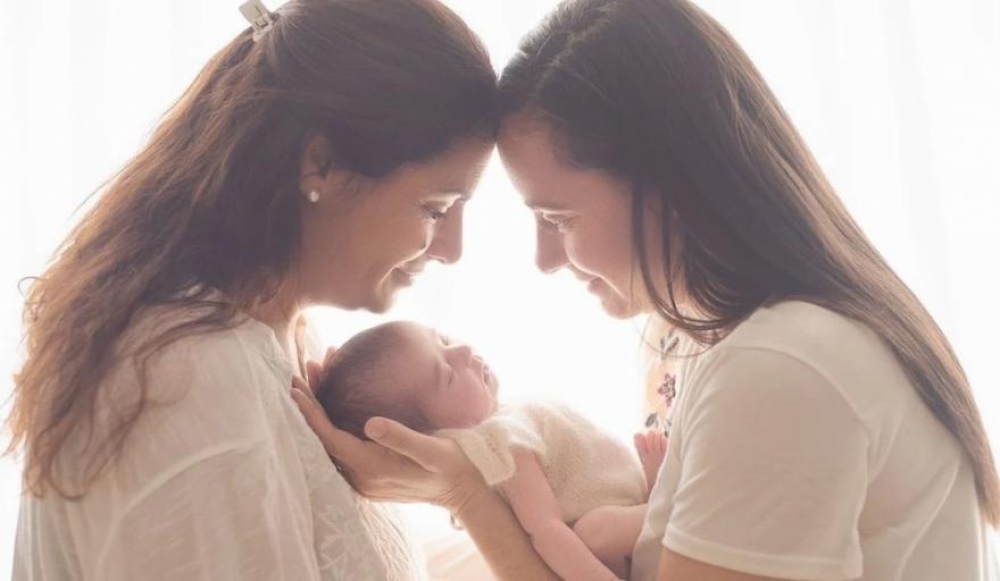Día de la Madre: una puso el óvulo, la otra llevó el embarazo y hoy celebran por dos con su hija
