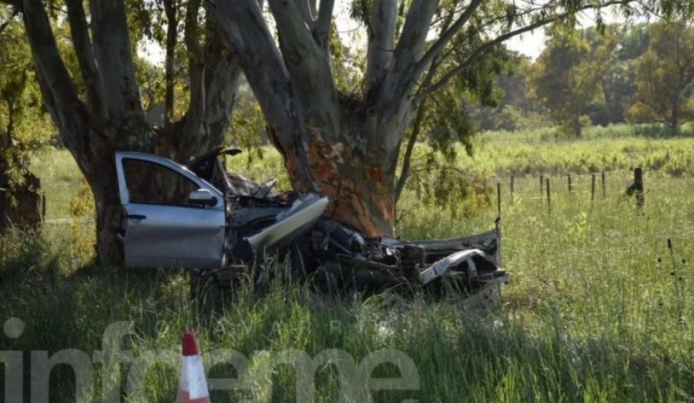 Olavarría: Murió un hombre tras despistar y chocar con un árbol en la ruta 51
