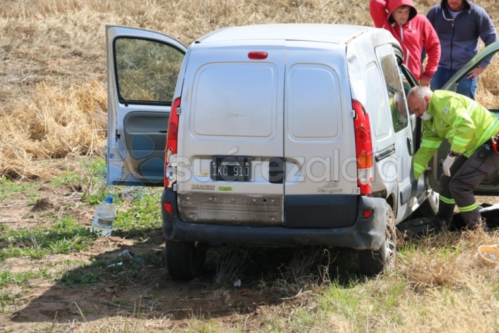 Volcó un utilitario entre Cura Malal y Arroyo Corto: la conductora fue derivada a Bahía Blanca de urgencia

