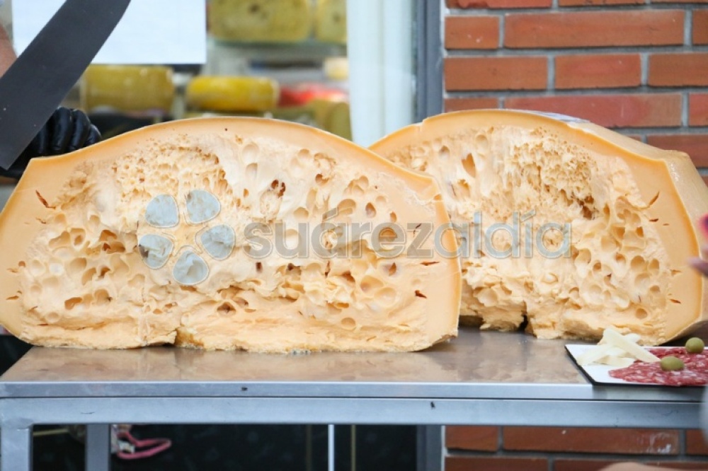 Las Kikas presentó un exquisito queso gruyere de 43 kilos
