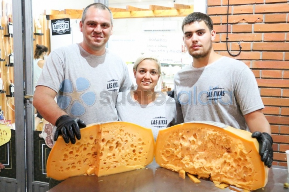 Las Kikas presentó un exquisito queso gruyere de 43 kilos

