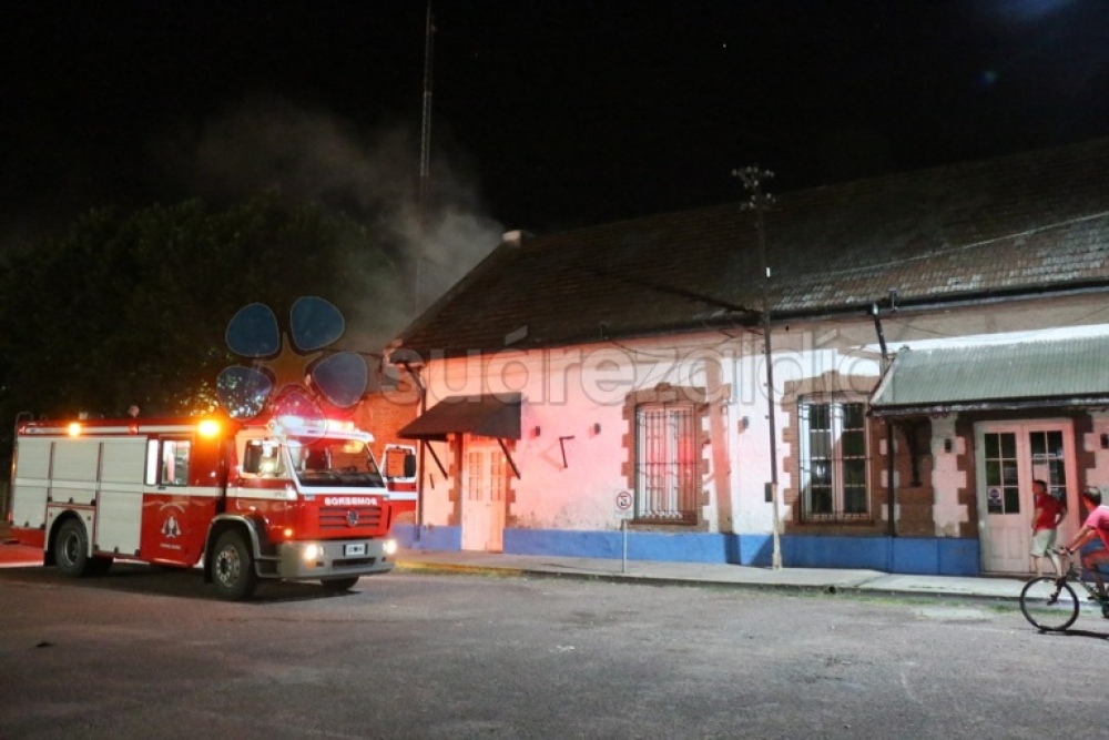 Dos dotaciones de bomberos sofocaron un incendio en la estación de trenes
