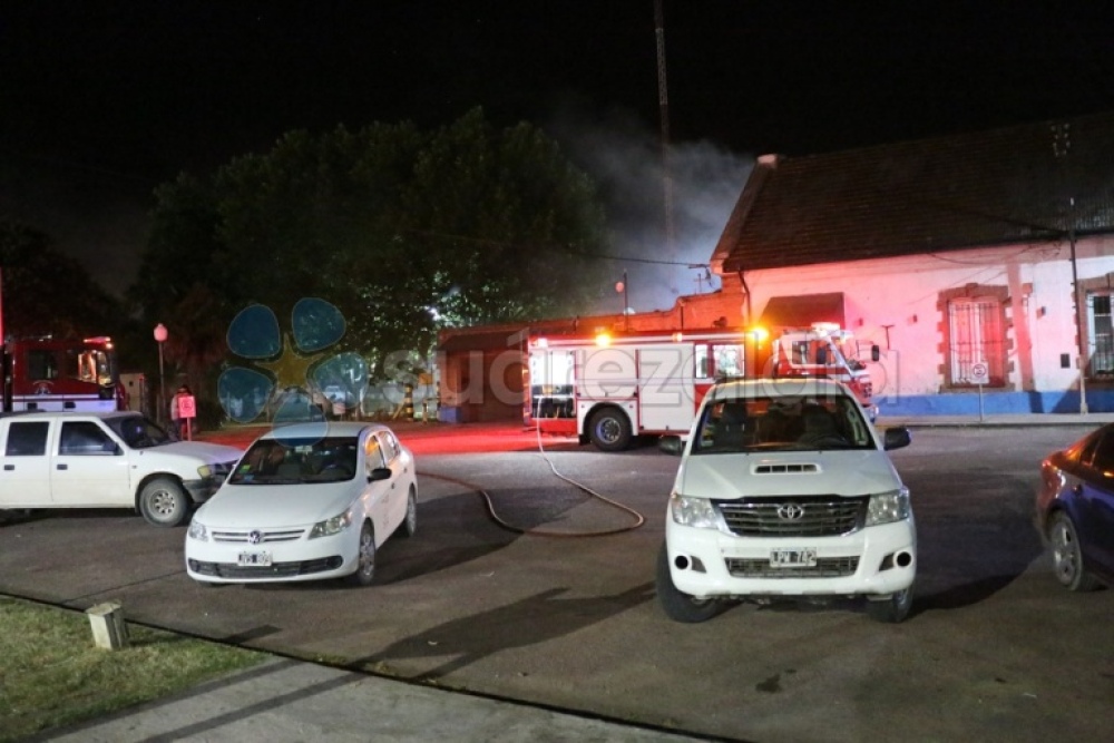 Dos dotaciones de bomberos sofocaron un incendio en la estación de trenes
