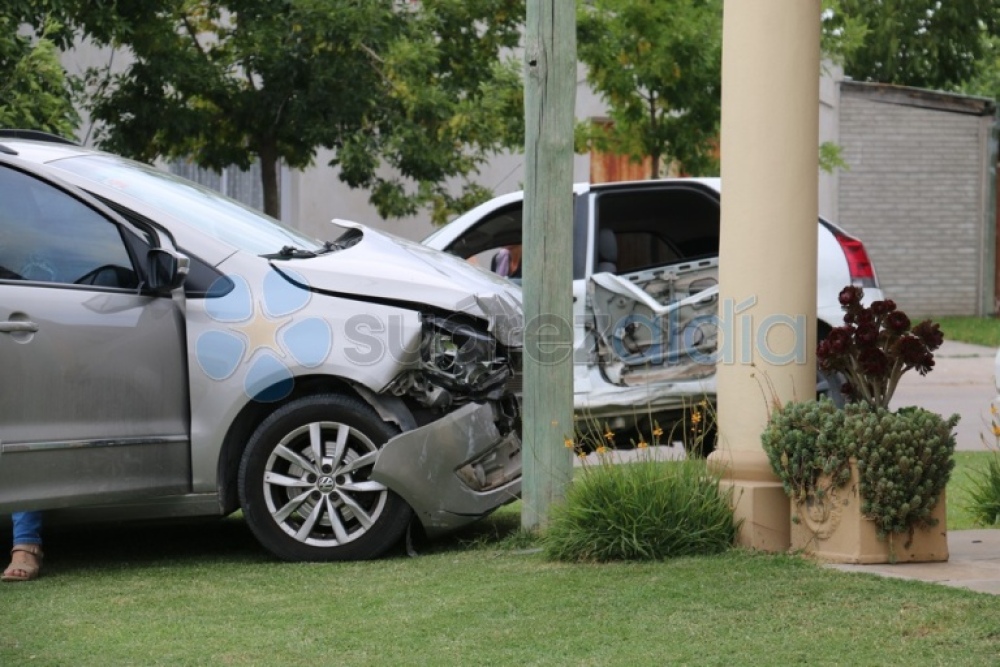Una Surán chocó a gran velocidad contra un Palio y ambos autos terminaron sobre una vereda
