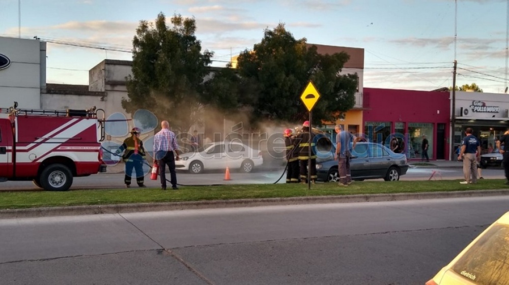 Los bomberos sofocaron un incendio en un auto
