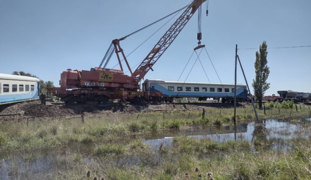 Tren descarrilado: dos grúas continúan los trabajos en Pourtalé
