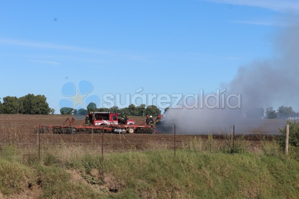 Los bomberos trabajaron en dos incendios: un tractor en un campo y un pilar de energía en barrio Rosario
