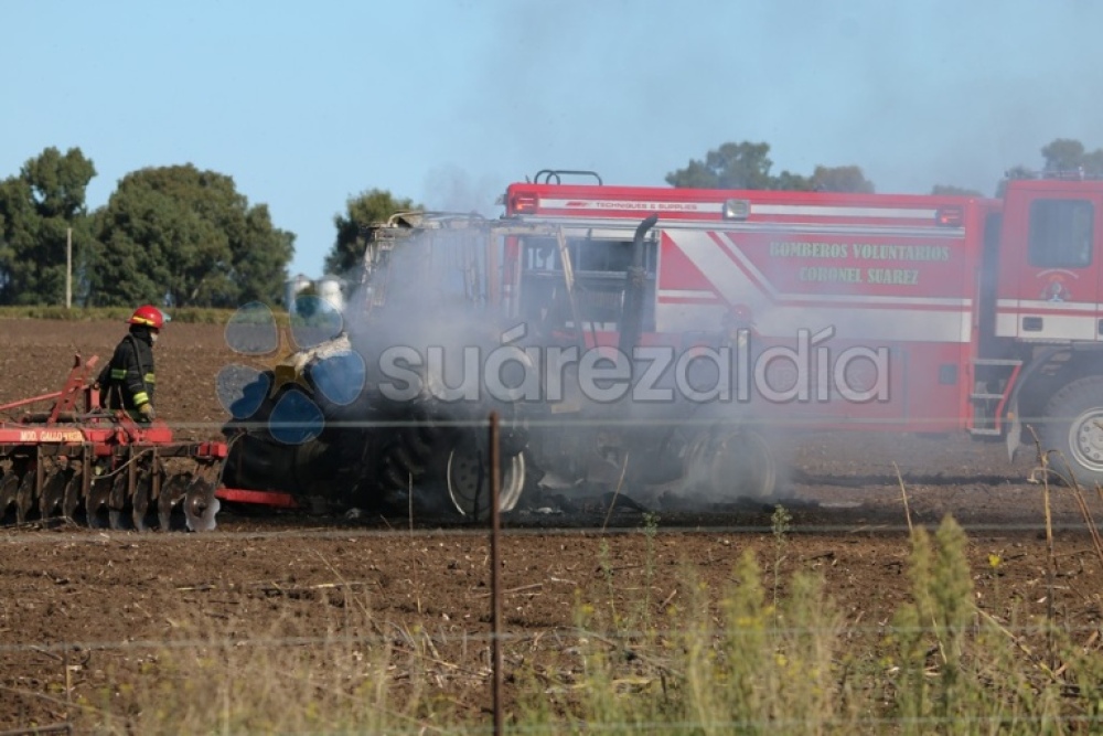 Los bomberos trabajaron en dos incendios: un tractor en un campo y un pilar de energía en barrio Rosario
