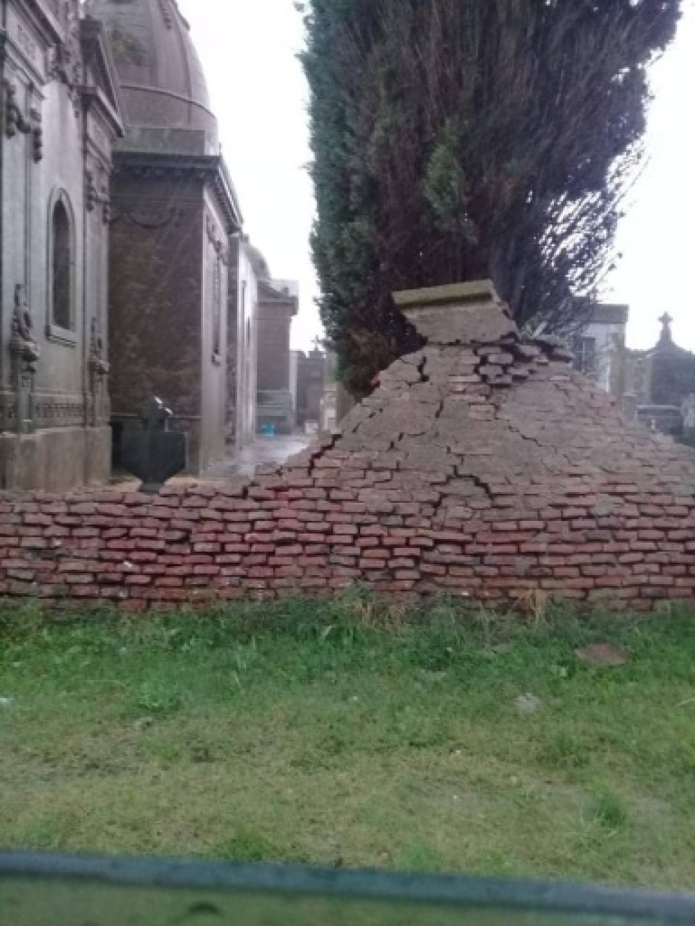 En San José se voló parte del techo del Gigante de Independiente y cayó un paredón en el cementerio

