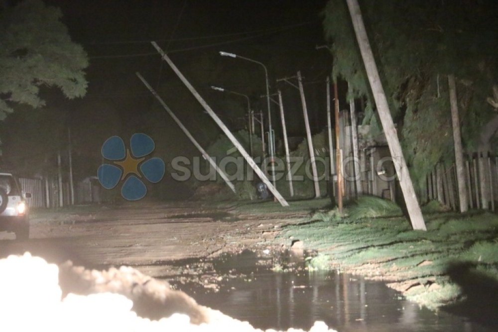 En Villa Belgrano cayeron un paredón en la cancha de Tiro Federal, postes de energía y de telefonía: varias horas sin luz
