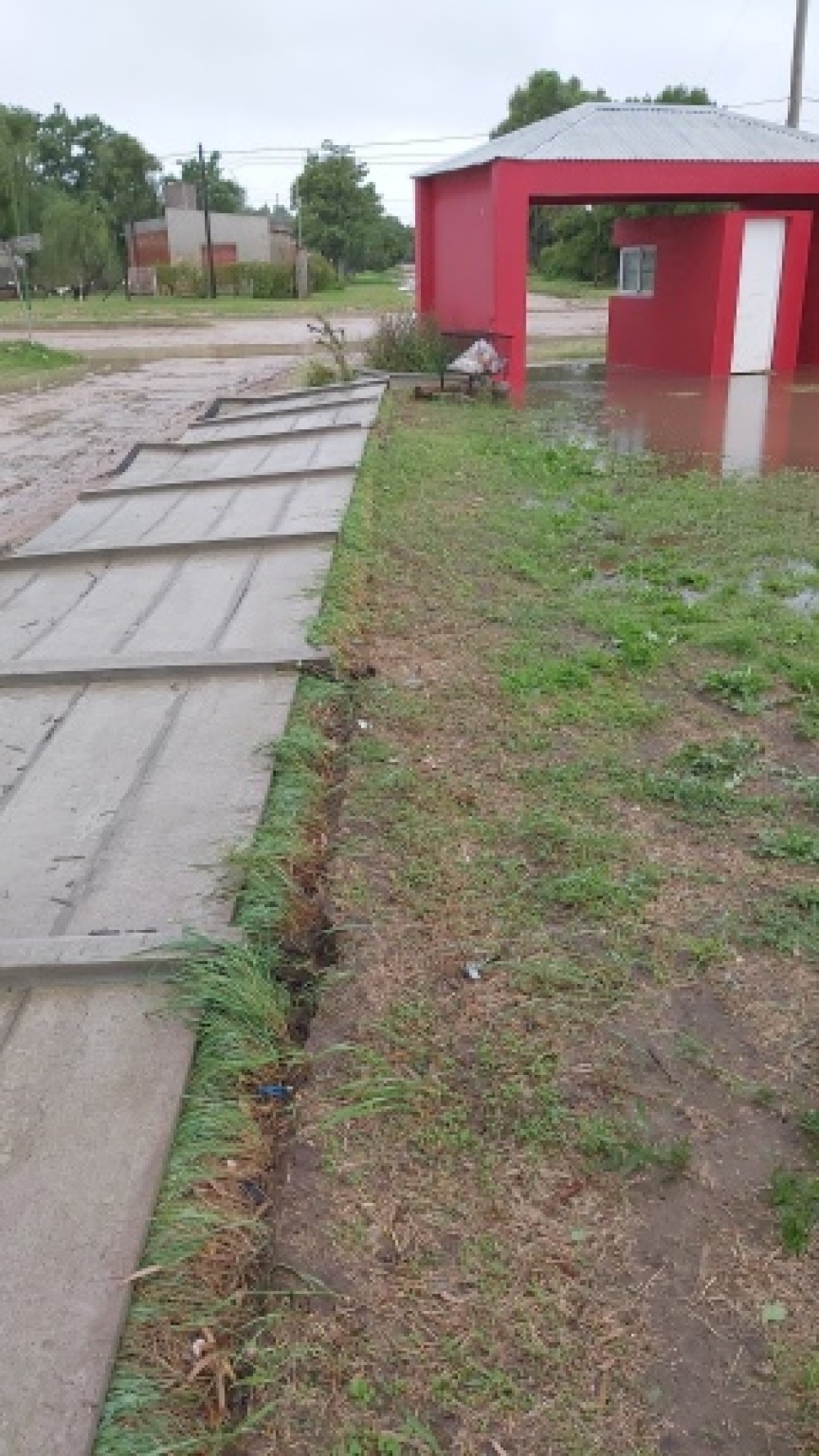 En Villa Belgrano cayeron un paredón en la cancha de Tiro Federal, postes de energía y de telefonía: varias horas sin luz
