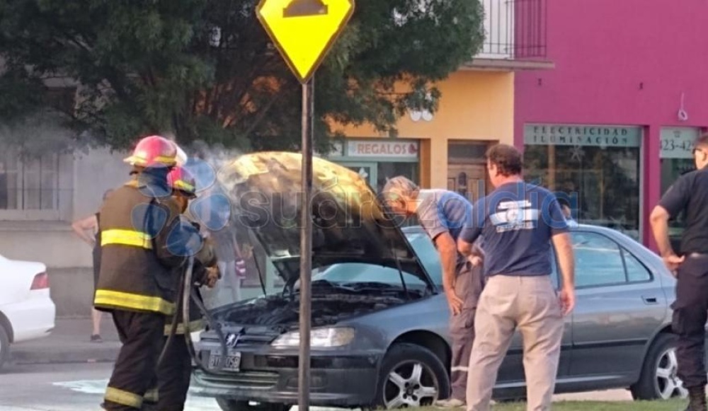 Los bomberos sofocaron un incendio en un auto
