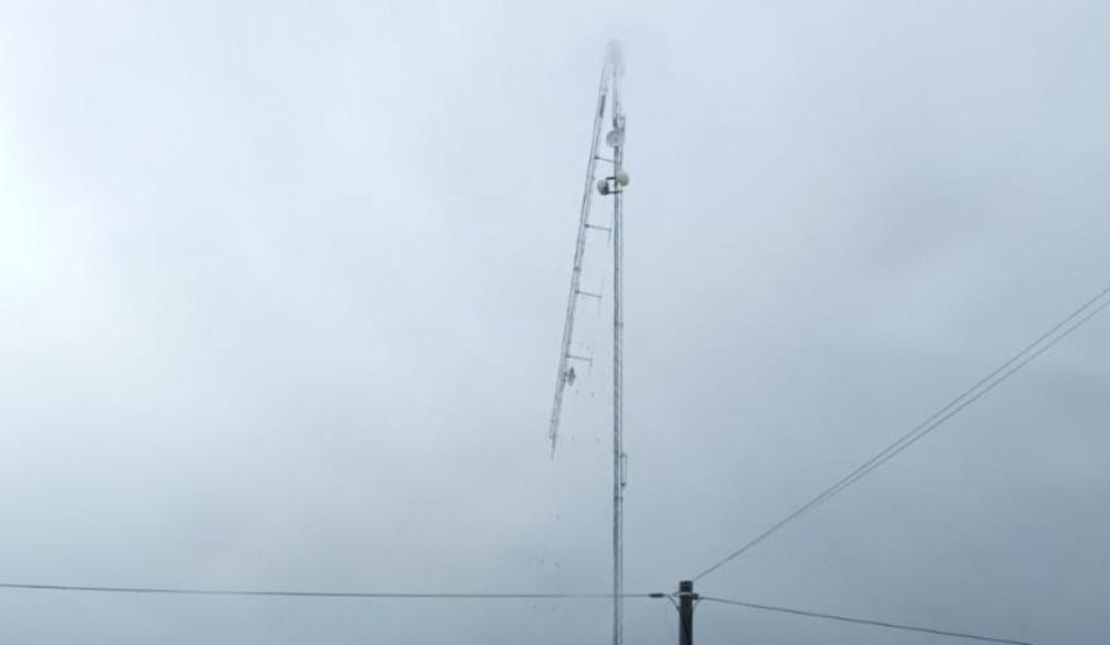 El viento quebró la antena de FM Santa María
