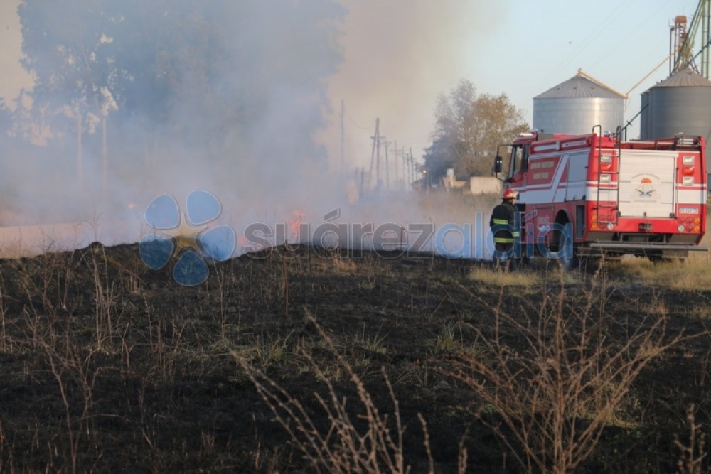Un incendio afectó a los terrenos del ferrocarril frente a barrio Güemes
