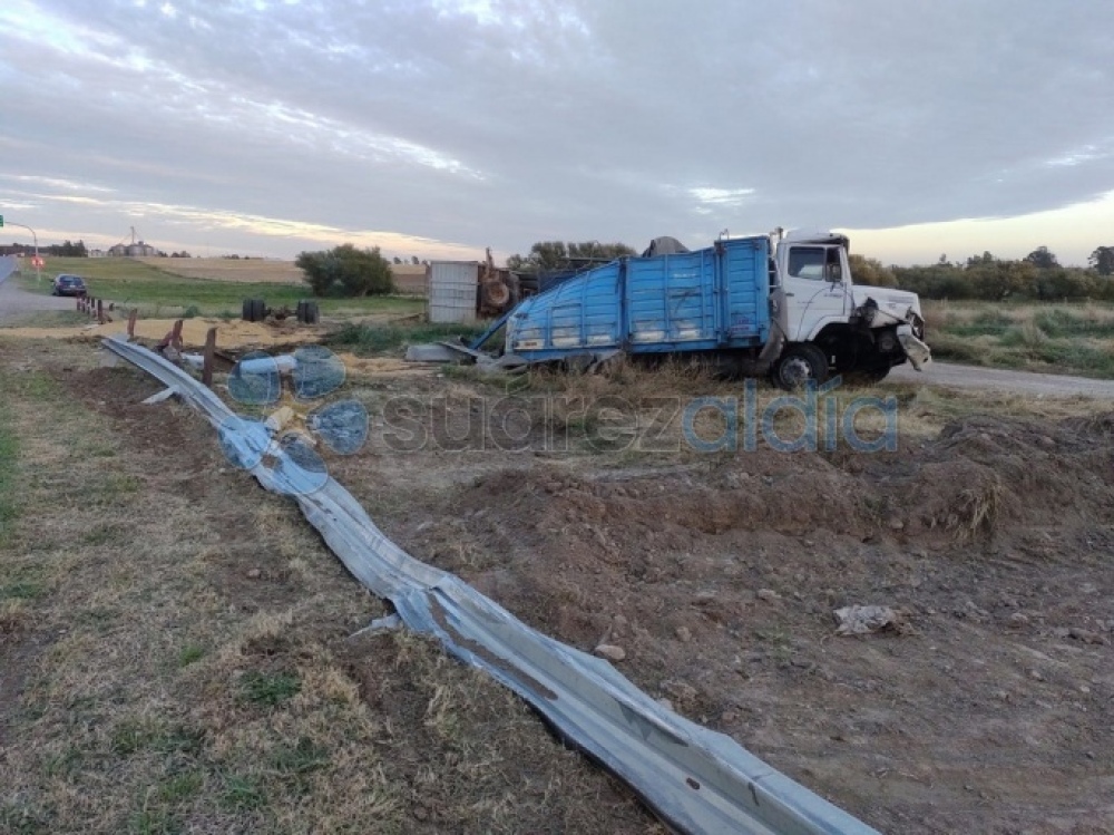 Un camión quedó totalmente destruido tras esquivar una formación ferroviaria en Pigüé
