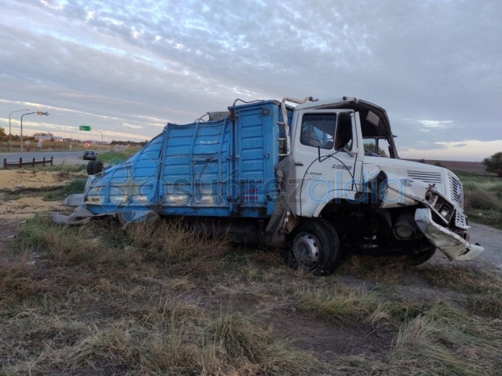 Un camión quedó totalmente destruido tras esquivar una formación ferroviaria en Pigüé
