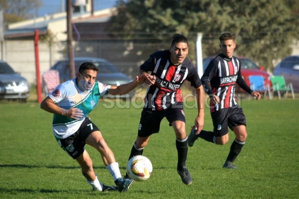 Nueve goles en Villa Belgrano: Tiro Federal perdió cinco a cuatro frente a Empleados de Comercio
