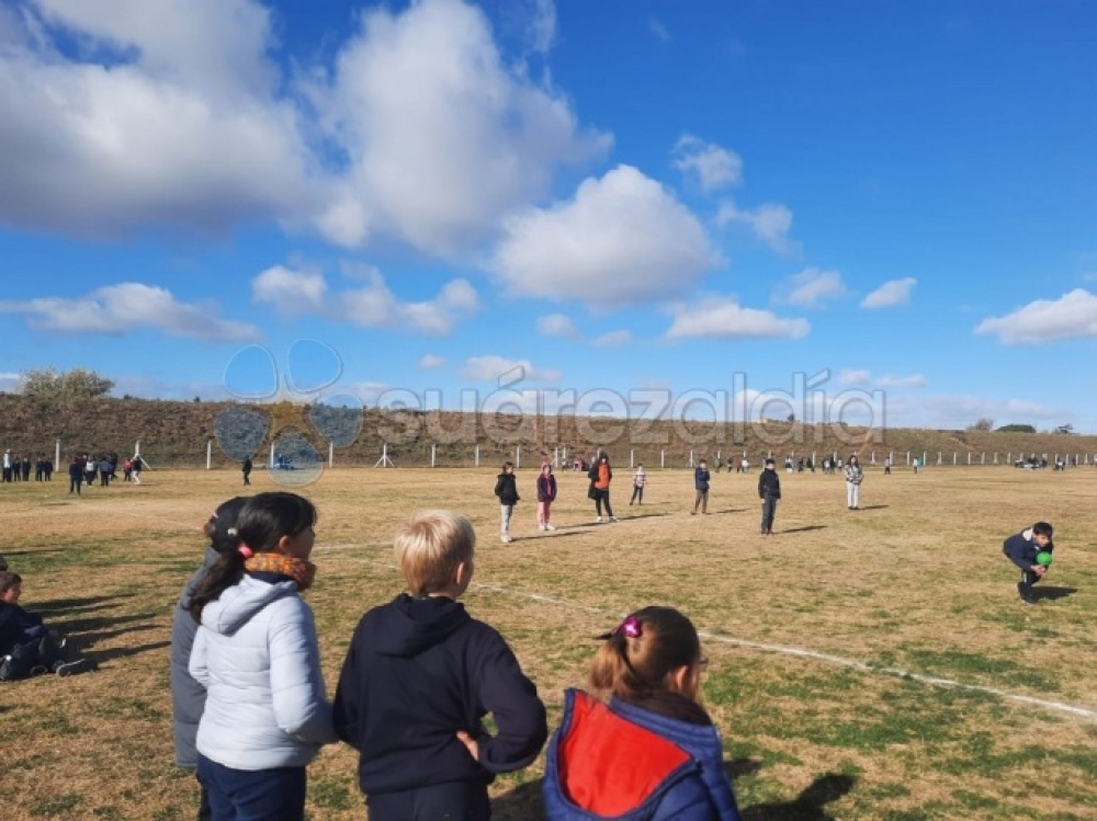 El “Chino” Anzorena se despide del sistema educativo con un gran torneo de softbol escolar
