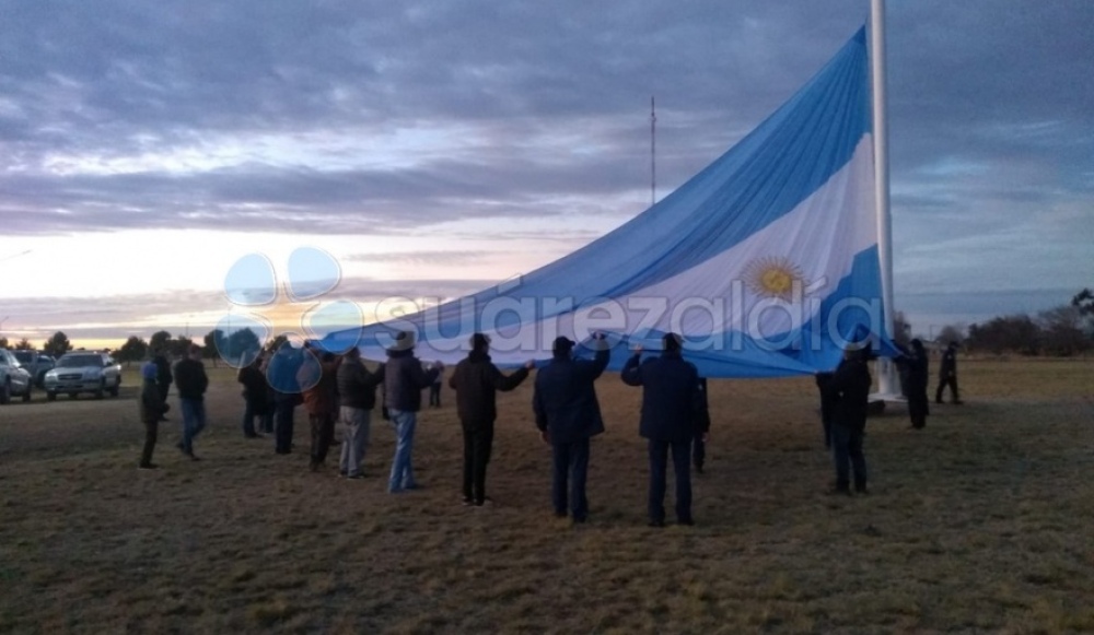La Bandera Argentina ya flamea en lo alto del Parque Héroes de Malvinas
