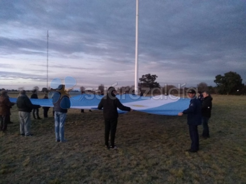 La Bandera Argentina ya flamea en lo alto del Parque Héroes de Malvinas
