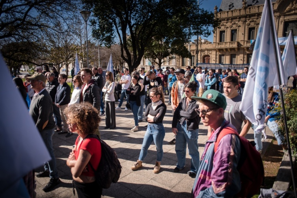 En defensa de la Democracia vecinos de Coronel Suárez se movilizaron a la plaza San Martín
