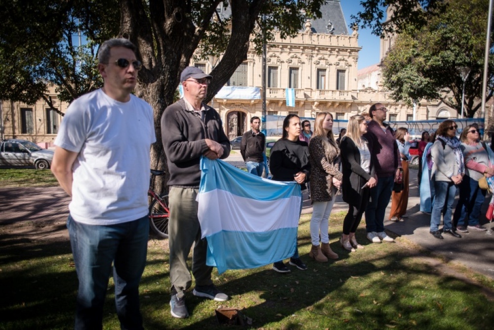 En defensa de la Democracia vecinos de Coronel Suárez se movilizaron a la plaza San Martín

