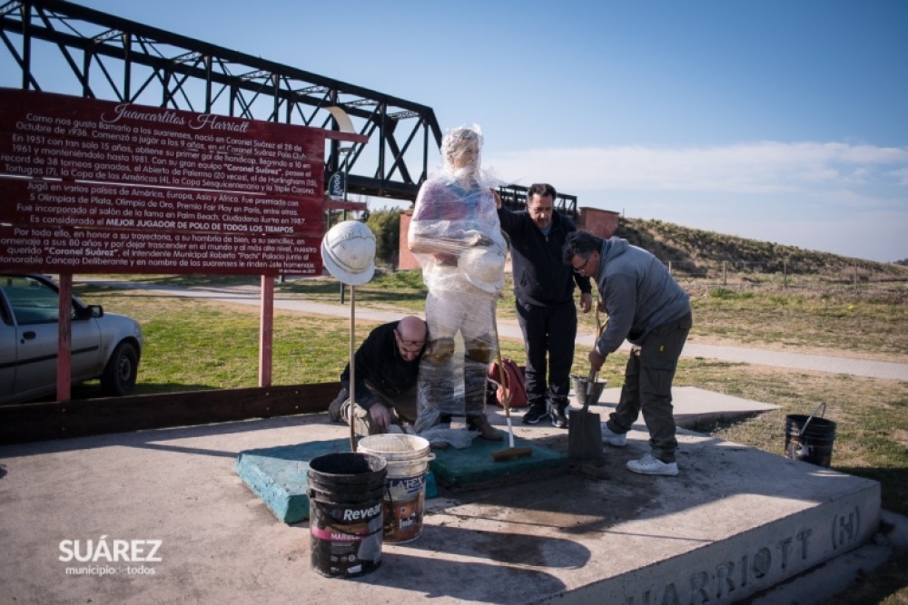 Tras los daños sufridos: la escultura de Juan Carlos Harriott está nuevamente en su lugar
