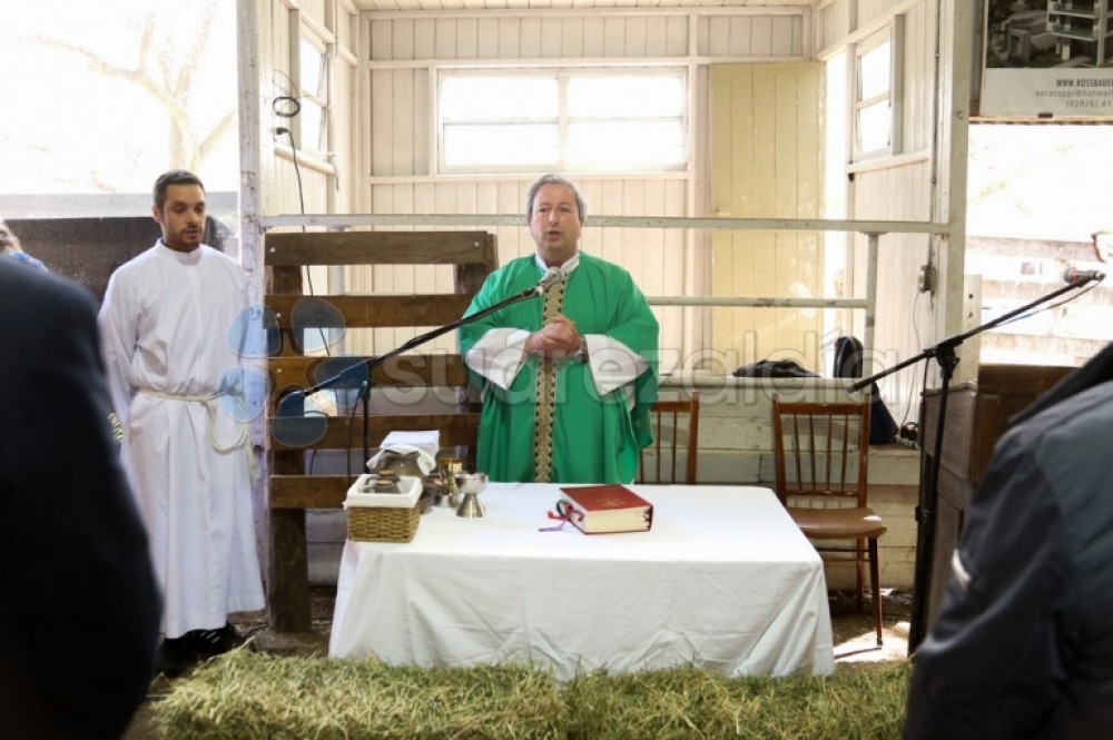 La Misa de Campo, una tradición de la mañana del domingo en el predio ruralista
