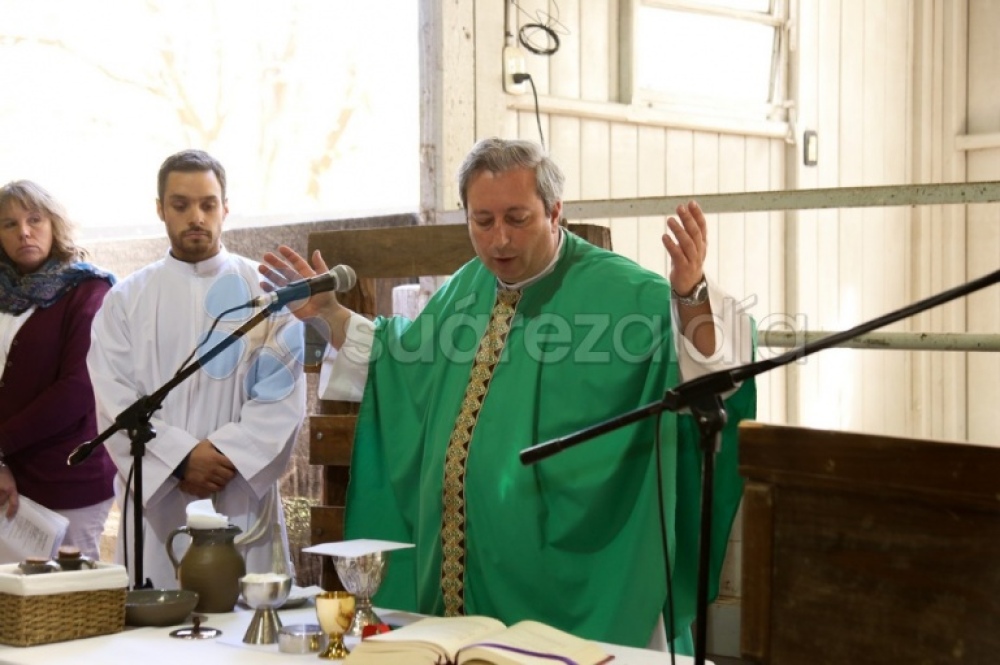 La Misa de Campo, una tradición de la mañana del domingo en el predio ruralista
