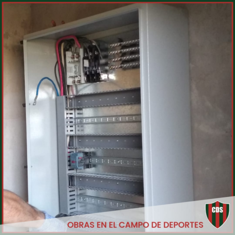 Deportivo Sarmiento renovó los tableros eléctricos de su campo de deportes
