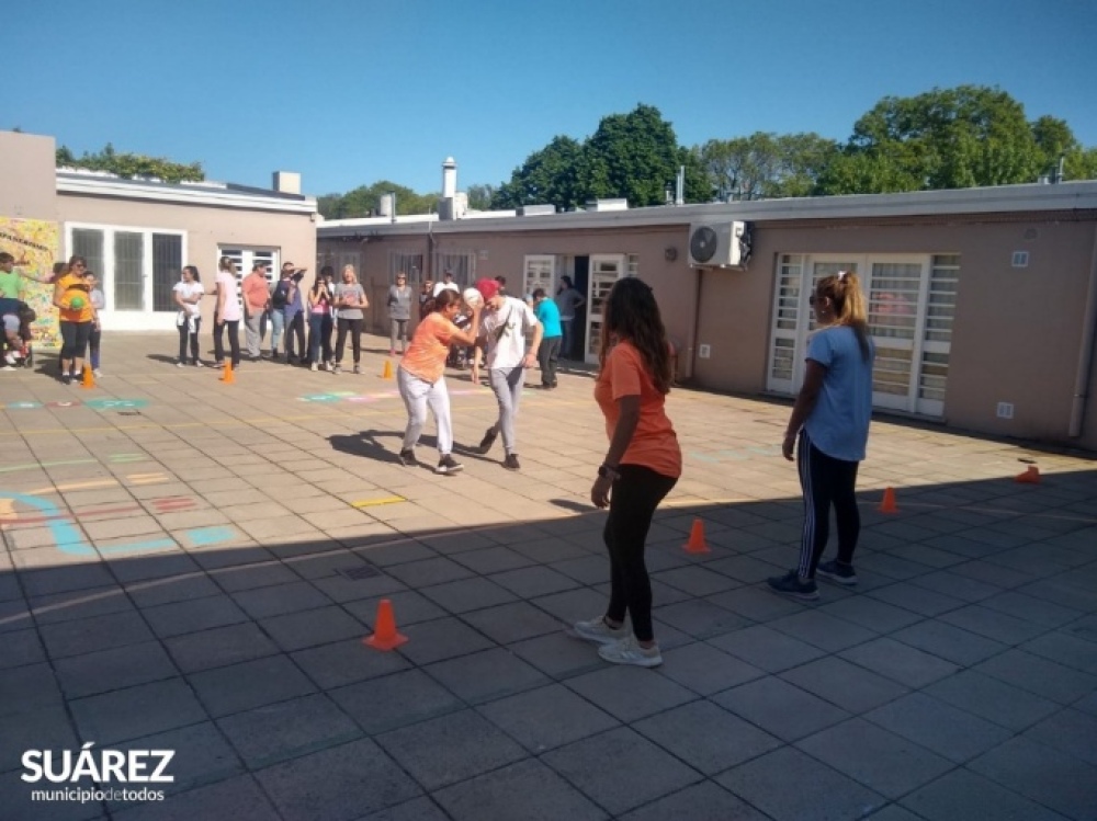 En la semana de la Educación Física Personas Mayores, alumnos y docentes de la Escuela Especial compartieron una jornada de integración
