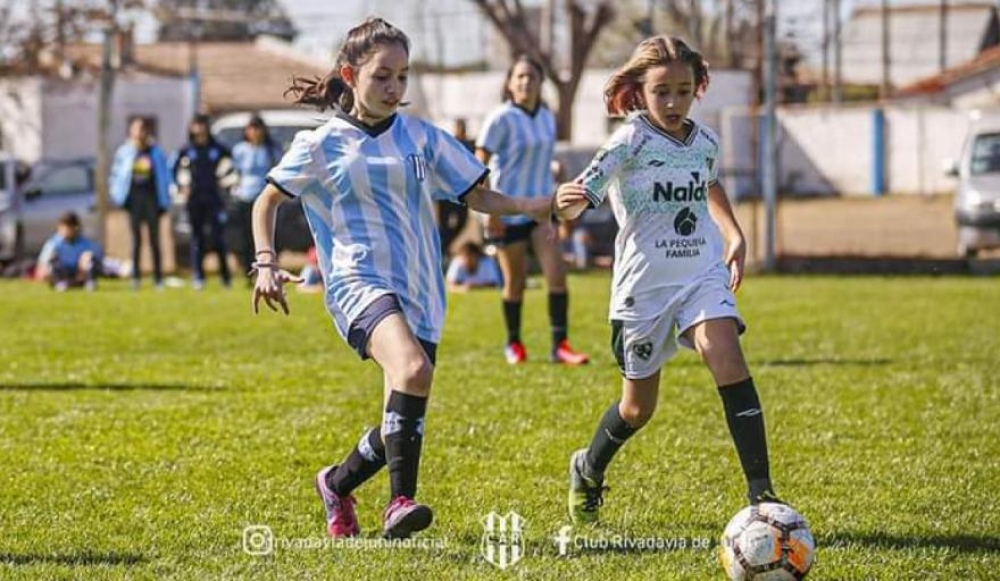 Emma sueña con jugar en el plantel de fútbol femenino de Boca Juniors
