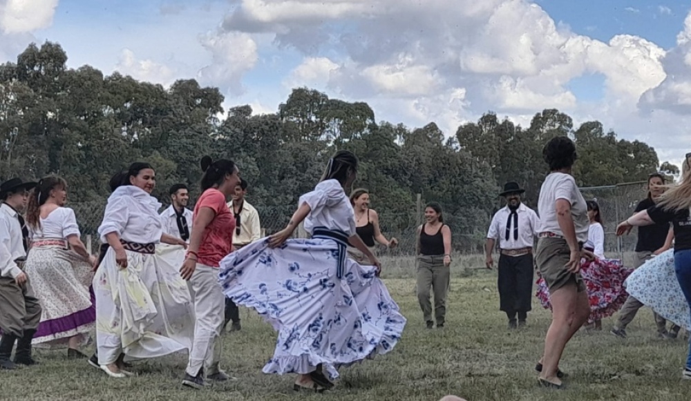 La Escuela Agropecuaria celebró el día de la tradición con destrezas hípicas, juegos y danzas
