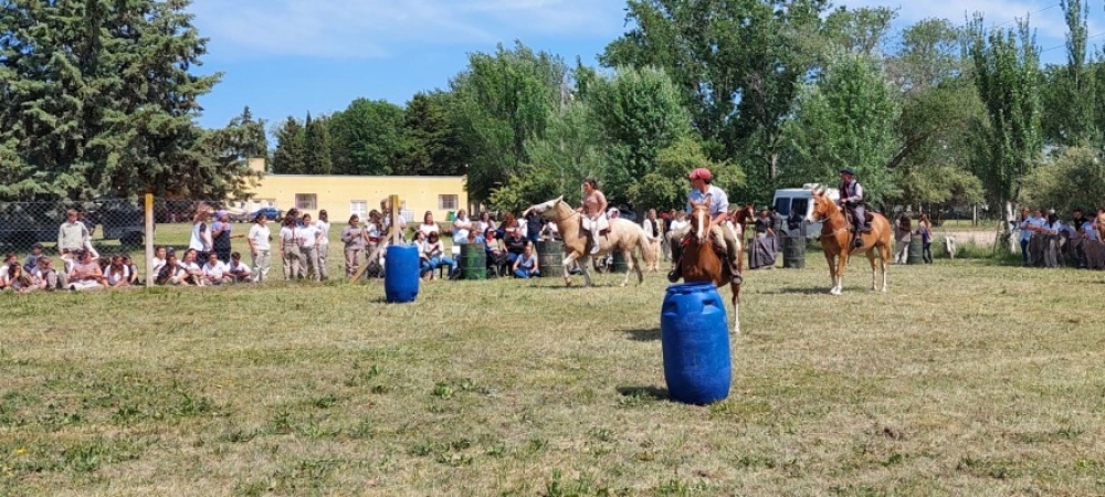 La Escuela Agropecuaria celebró el día de la tradición con destrezas hípicas, juegos y danzas
