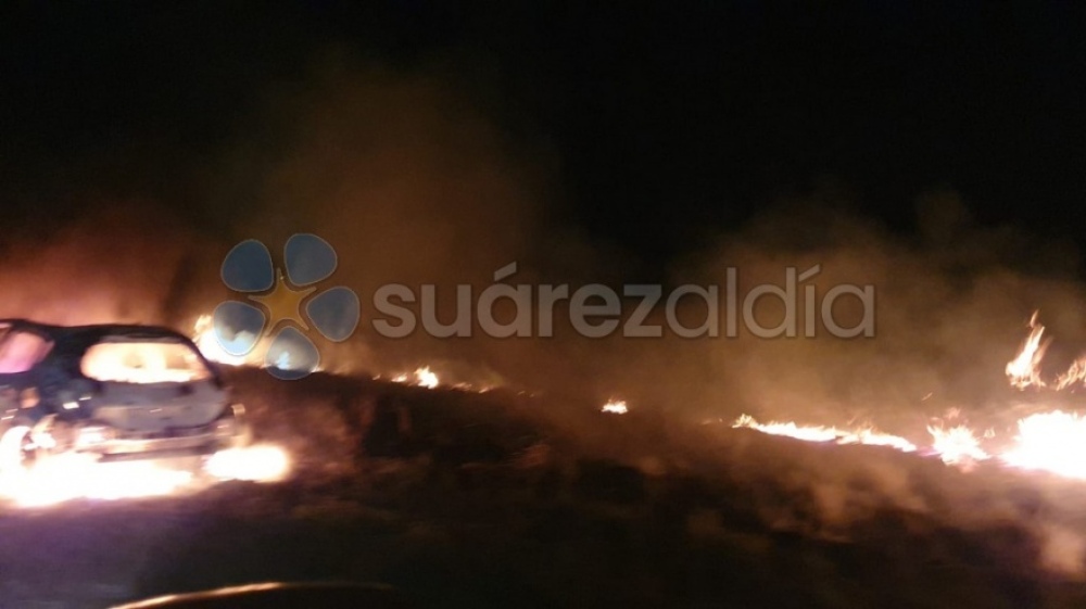 Se quemó totalmente un auto en la Ruta 67, ¿vinculado al robo en Suárez?
