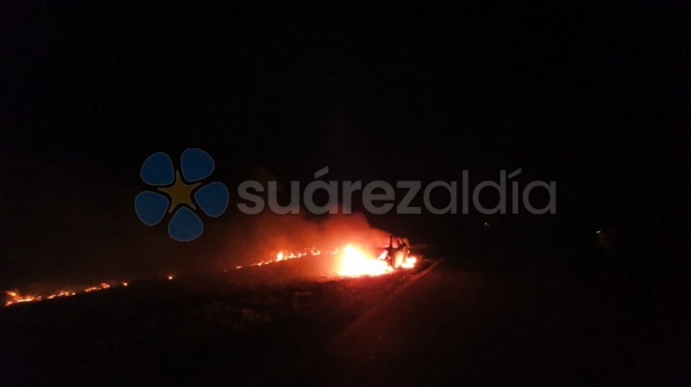 Se quemó totalmente un auto en la Ruta 67, ¿vinculado al robo en Suárez?

