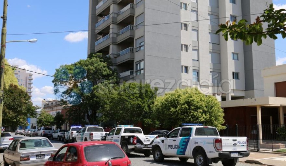 Un hombre resultó herido de bala en un confuso episodio en el interior del edificio de calle Villegas
