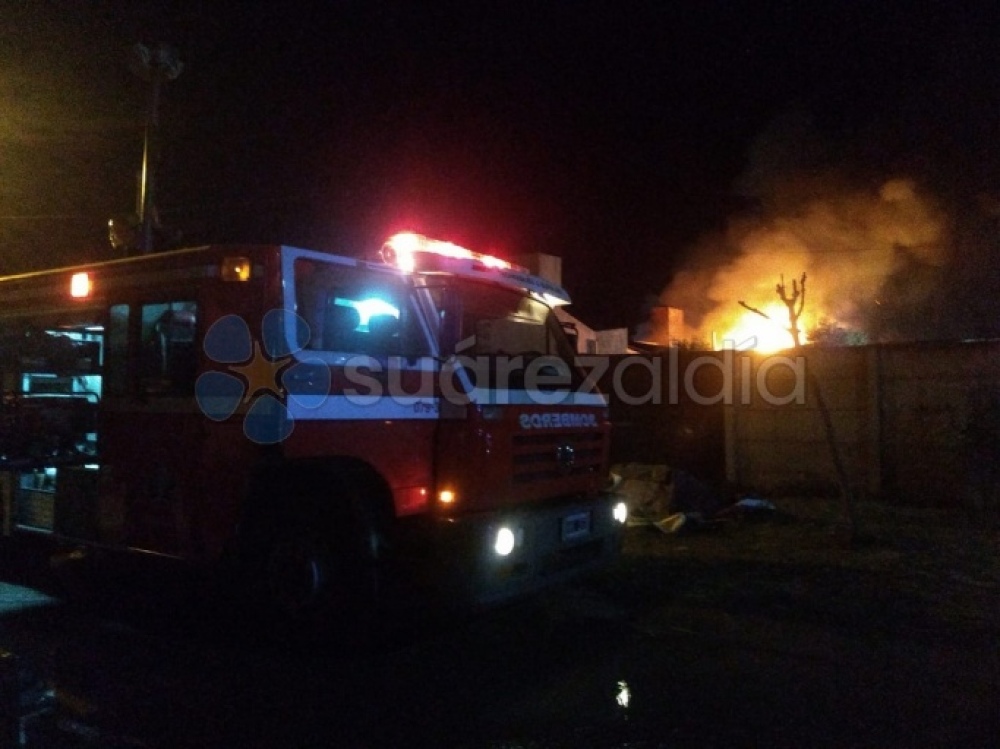 Un incendio destruyó un quincho y quemó un auto en Congreso de Tucumán al 500 pasada la medianoche
