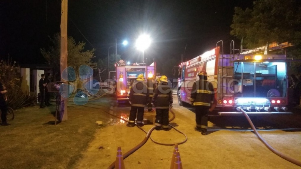 Un incendio destruyó un quincho y quemó un auto en Congreso de Tucumán al 500 pasada la medianoche
