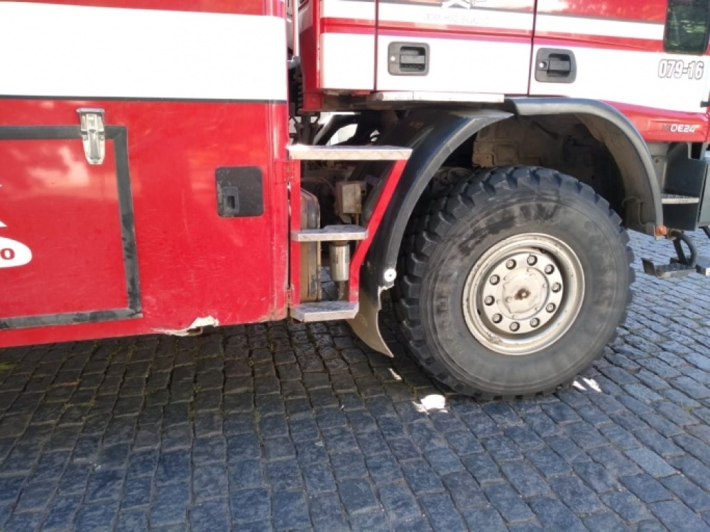 Un móvil de bomberos fue embestido por un vehículo al acudir a un incendio de campo
