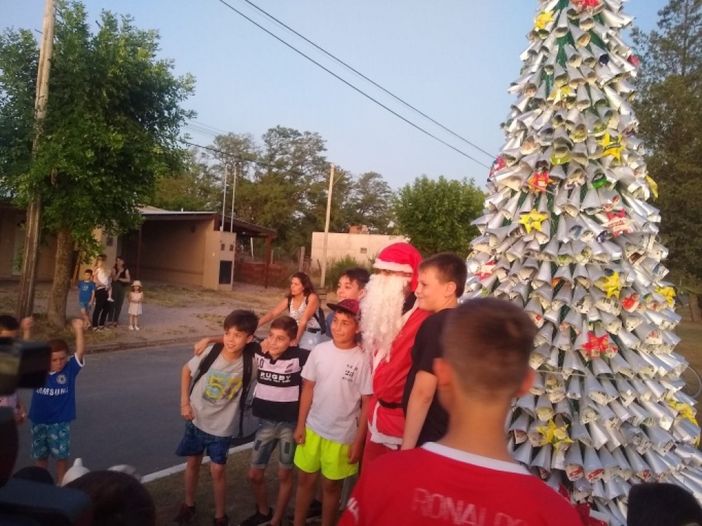 Santa Trinidad encendió su árbol navieño sobre avenida Libertad y Papá Noel llegó para alegrar a los niños
